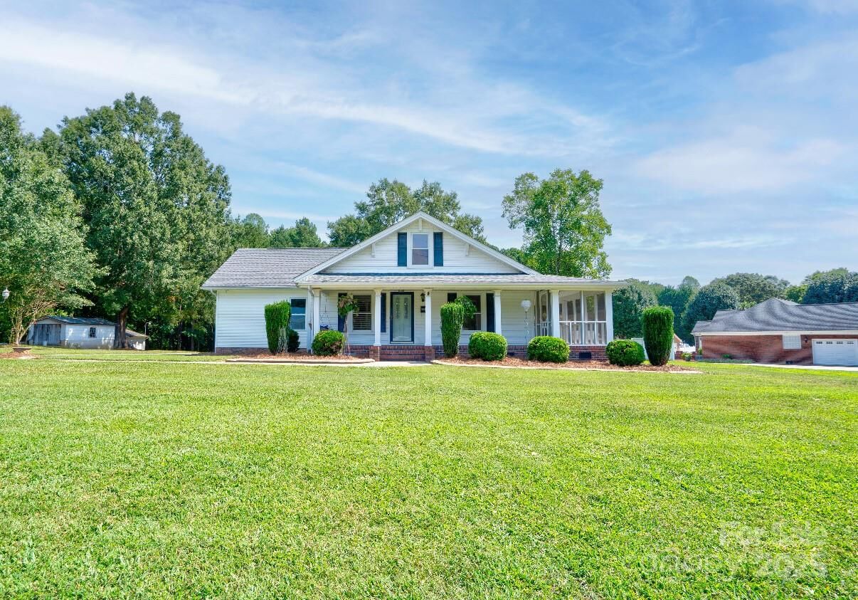 Property Photo: 913 E Academy Street NC 28021