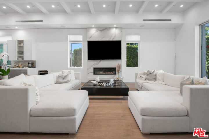 Property Photo: 4664 Lemona Ave CA 91403
