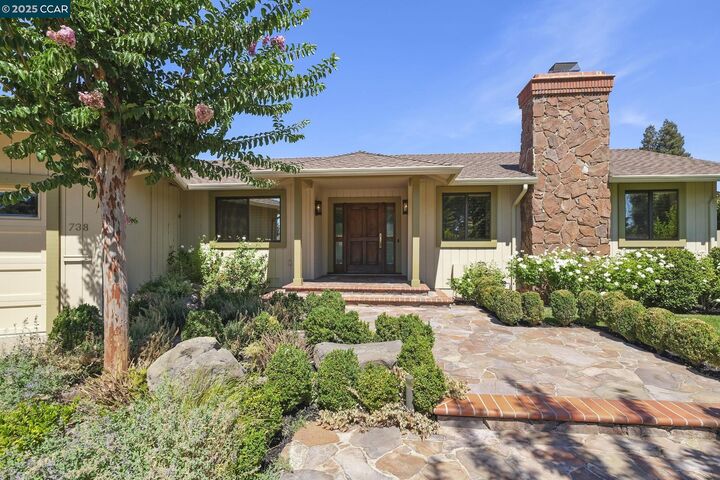 Property Photo: 738 Mandarin Ln CA 94598