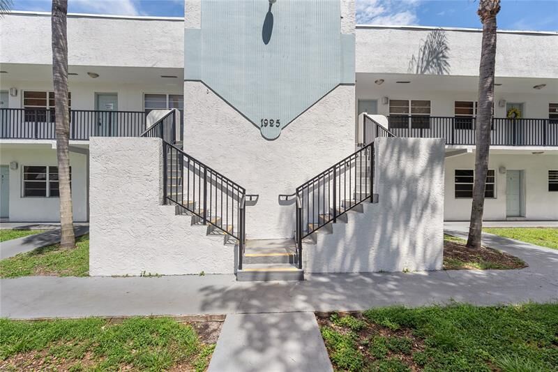 Property Photo: 1925 Madison St 14 FL 33020