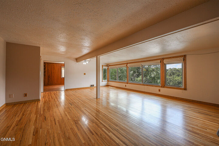 Property Photo:  706 Crescent Lane  ND 58501 