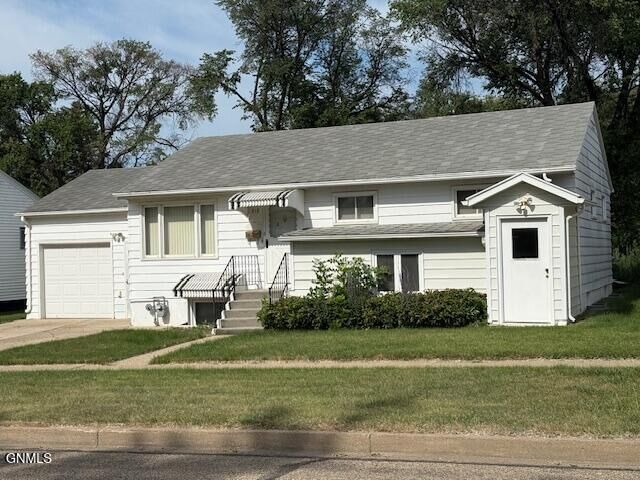 Property Photo:  818 19th Street  ND 58501 