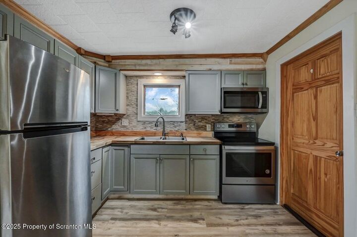Property Photo:  105 Eleanor Street  PA 18444 