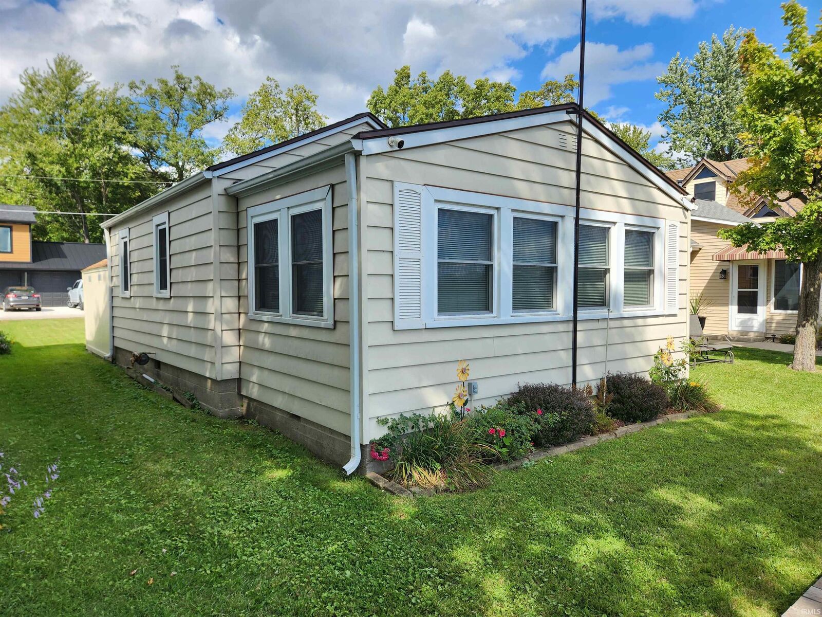 Property Photo:  407 E Cable Ln  IN 46567 