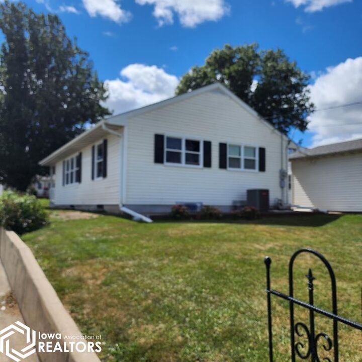 Property Photo:  1710 Elder Drive  IA 50158 