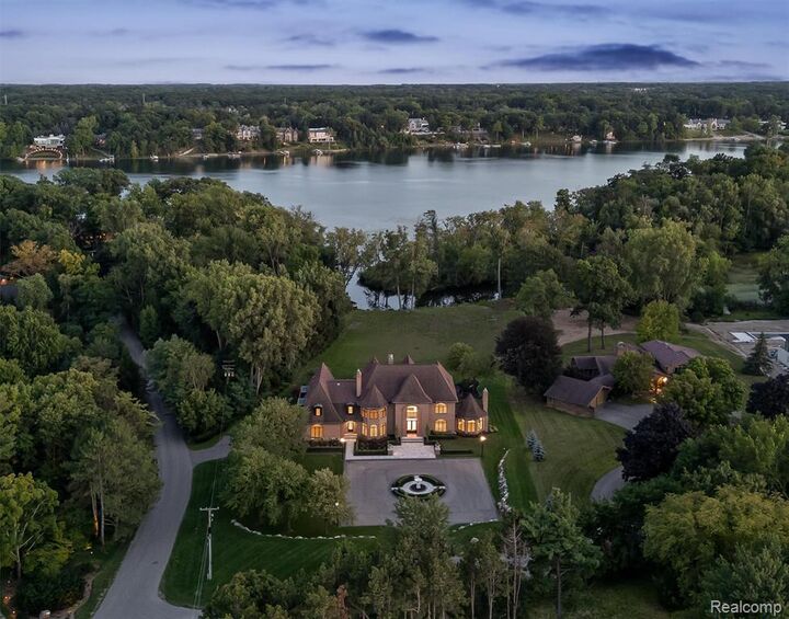 5305 Elmgate Bay Drive  Orchard Lake MI 48324 3021 photo