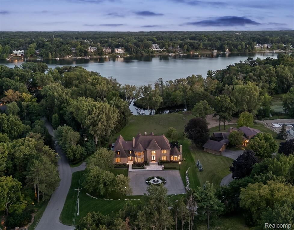 Property Photo:  5305 Elmgate Bay Drive  MI 48324 3021 