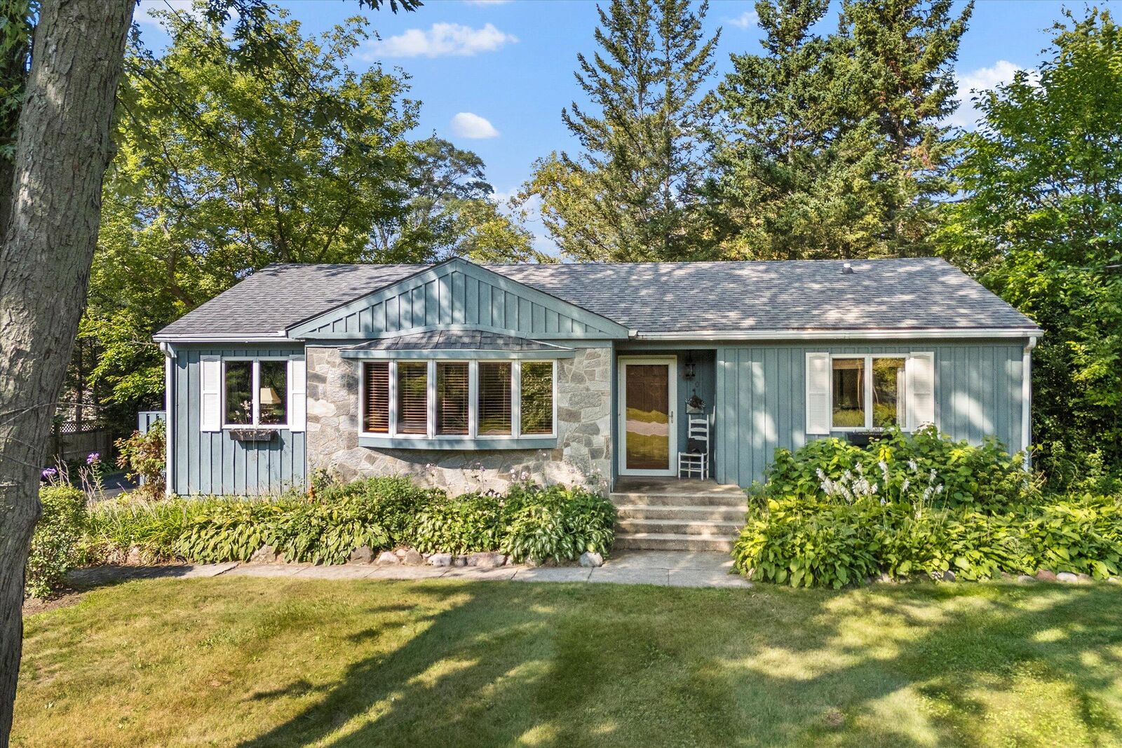 Property Photo: 14201 N Cedarburg Rd WI 53097