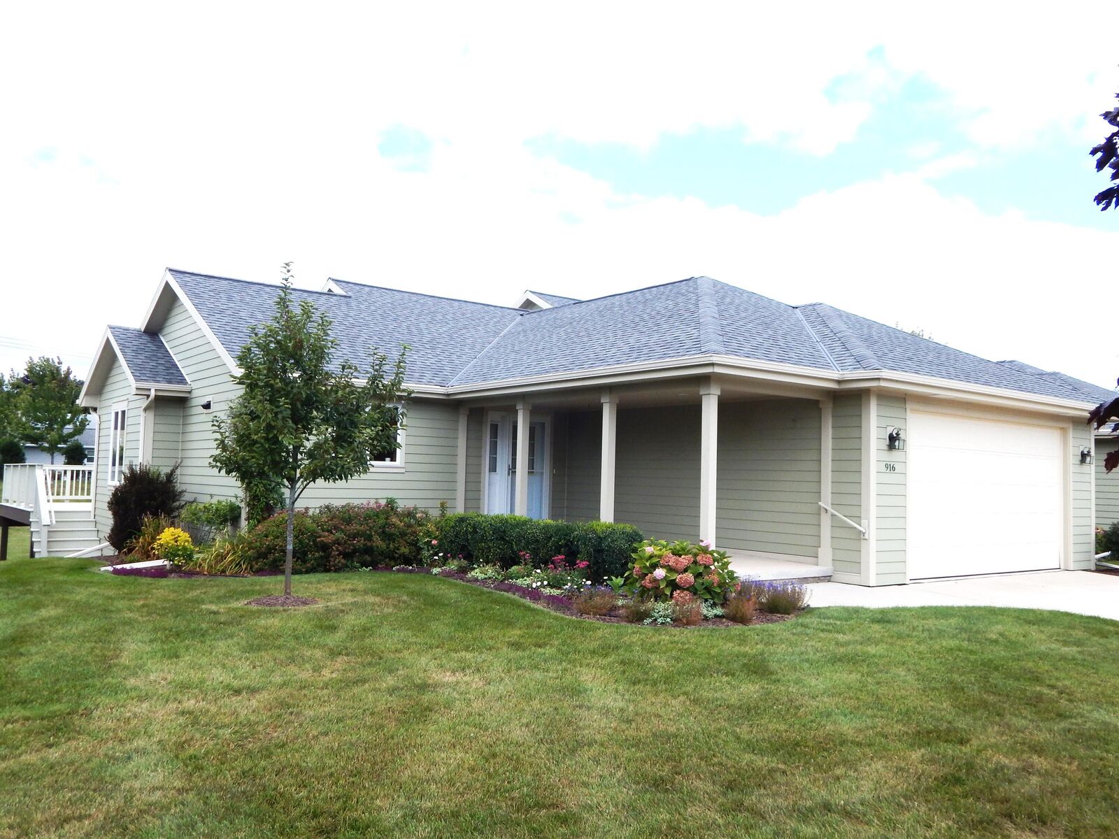 Property Photo:  916 Hawthorne Ct  WI 54220 