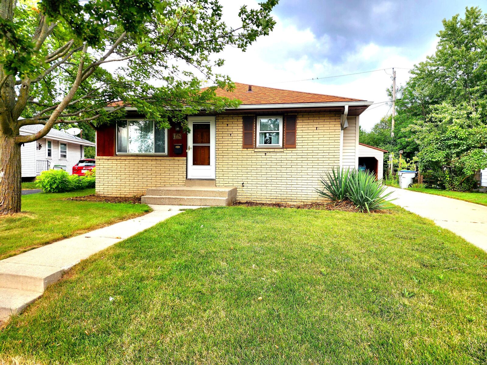 Property Photo: 1462 W Granada St WI 53221