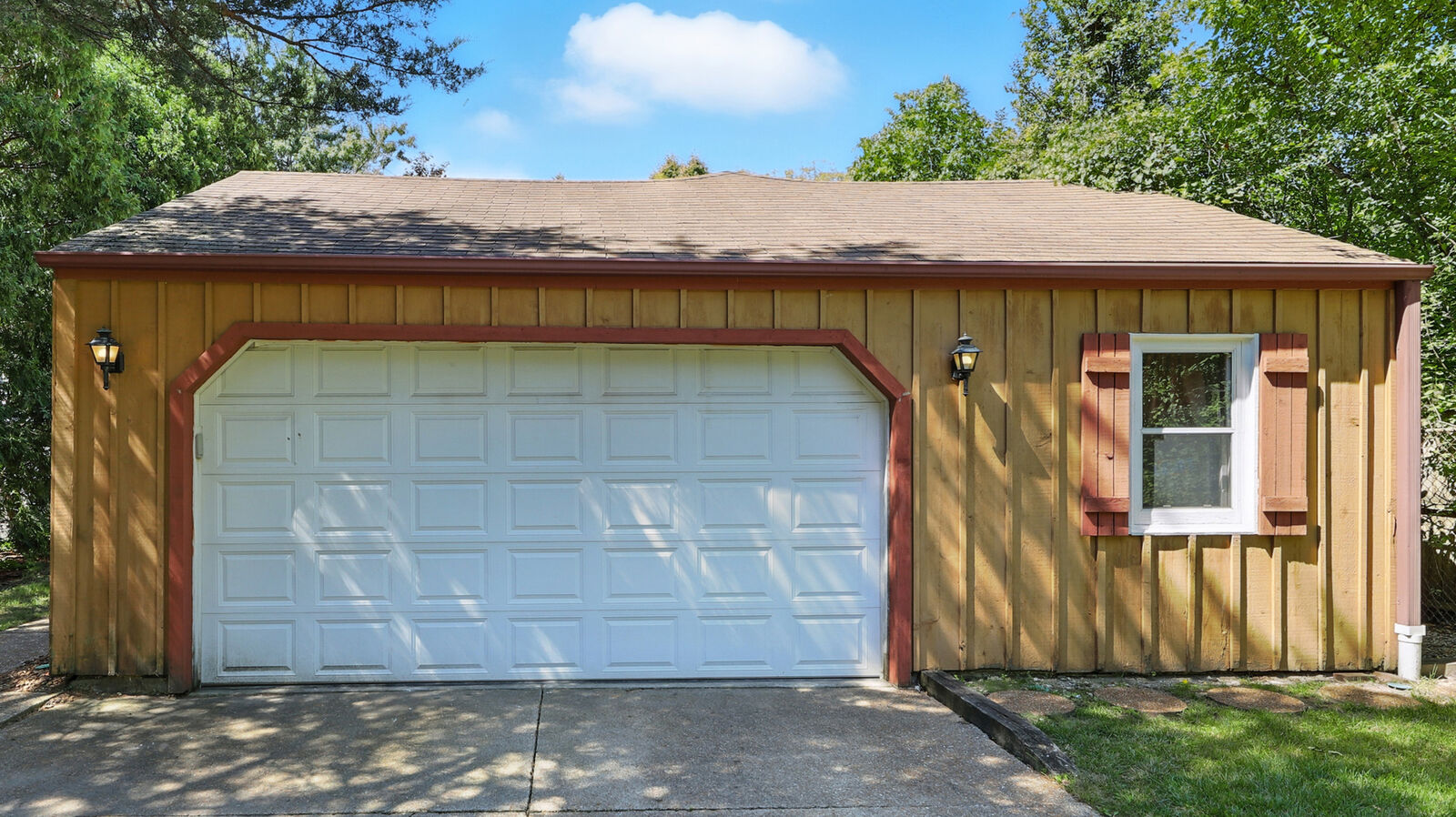 Property Photo: 1022 Estes Avenue IL 60045