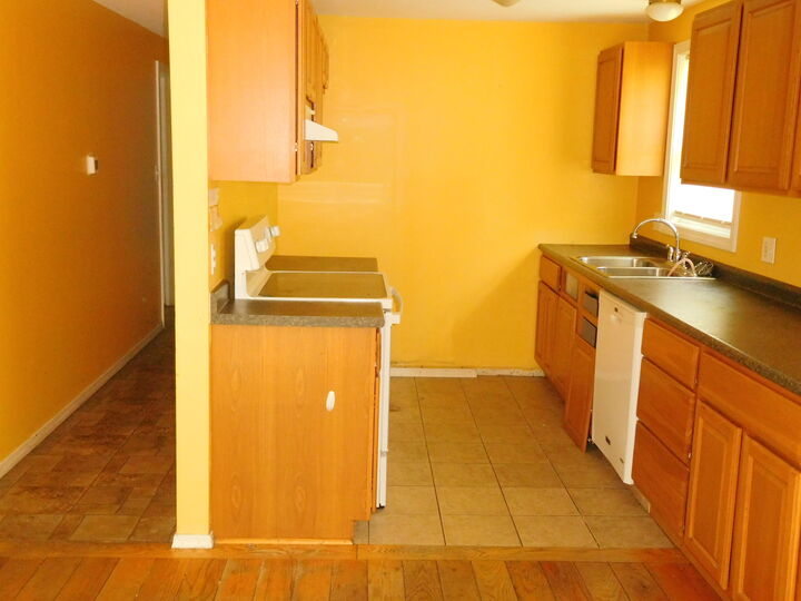 Property Photo: 560 Broad Street ME 04210