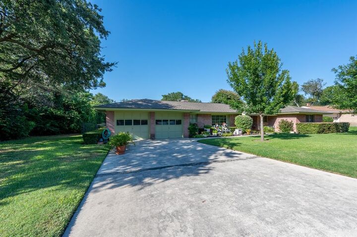 Property Photo: 6416 Dakar Road W TX 76116