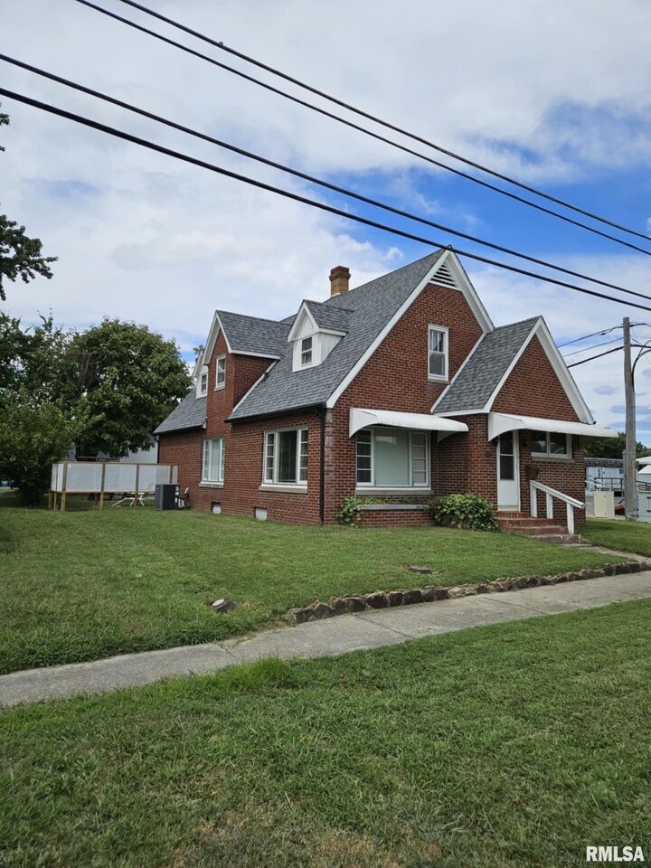 Property Photo: 405 S Logan Street IL 62896