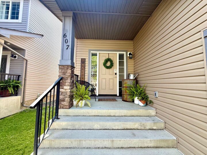 Property Photo: 607 Montgomery Close SE AB T1V 0B7