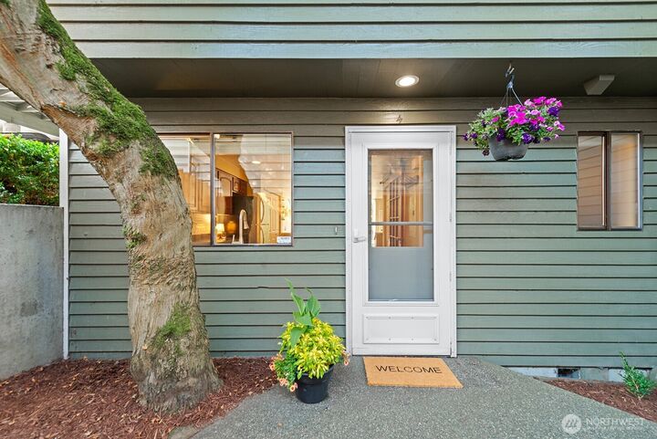 Property Photo:  5932  Fauntleroy Way SW 4  WA 98136 