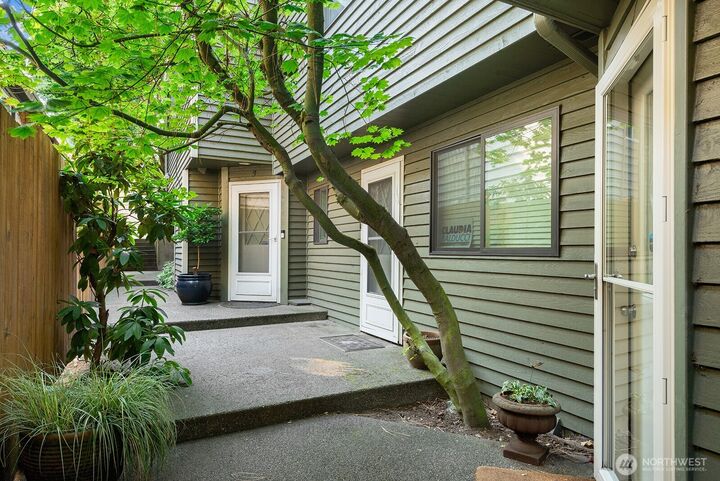 Property Photo:  5932  Fauntleroy Way SW 4  WA 98136 