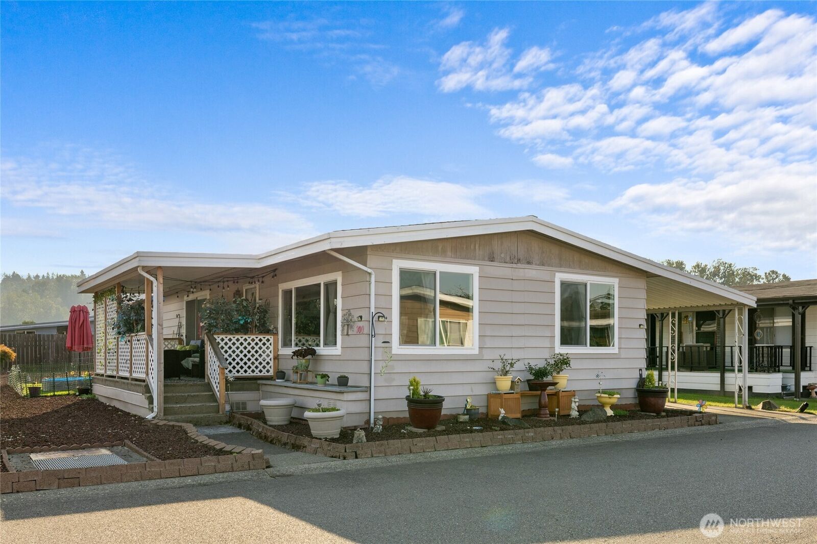Property Photo: 1402 22nd Street NE 300 WA 98002