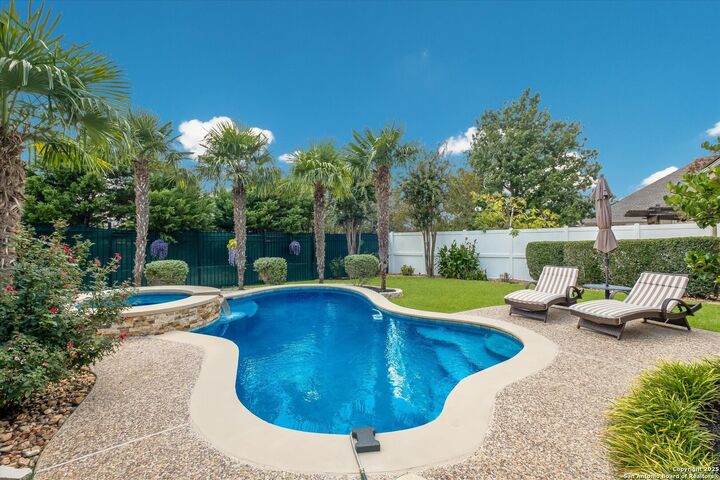 Property Photo: 110 Garden Trace TX 78260