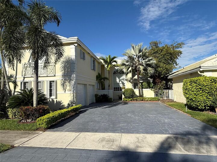 Property Photo: 1170 E Wilshire Cir E FL 33027