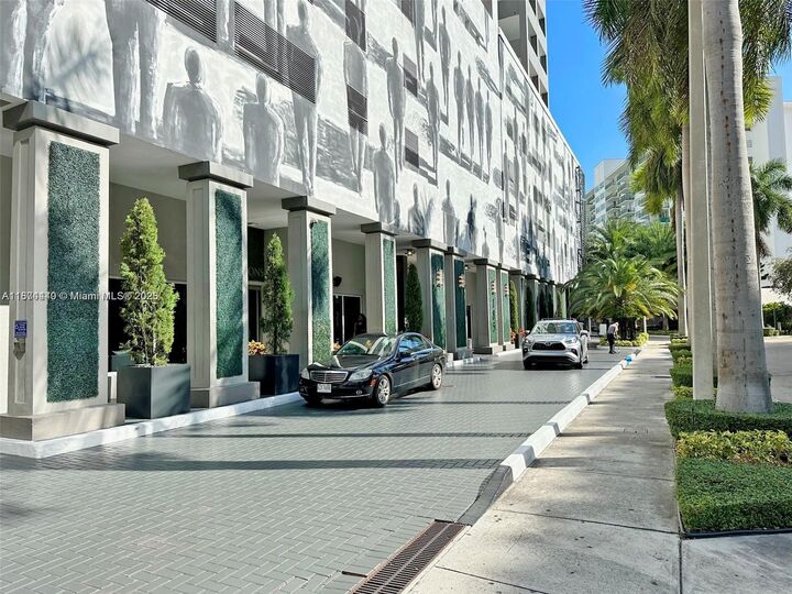 Property Photo: 185 SE 14th Ter 1503 FL 33131