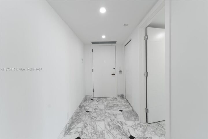 Property Photo:  19667 Turnberry Way 20E  FL 33180 