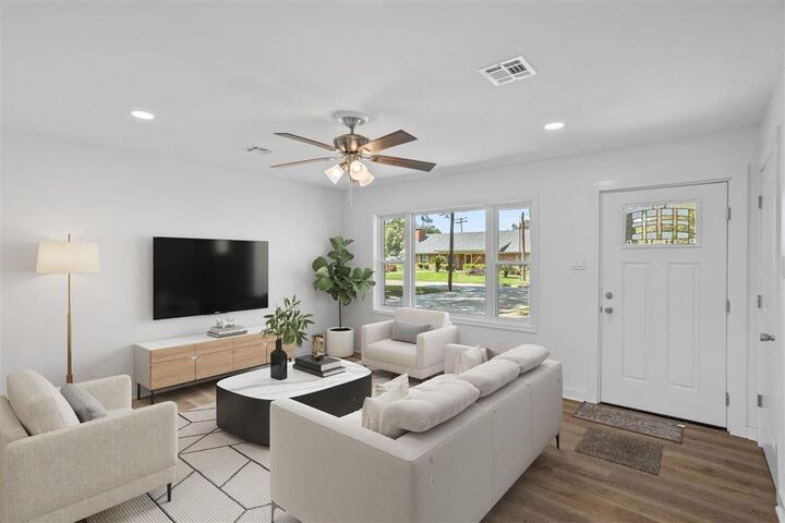 Property Photo: 829 Bluebonnet St LA 70605