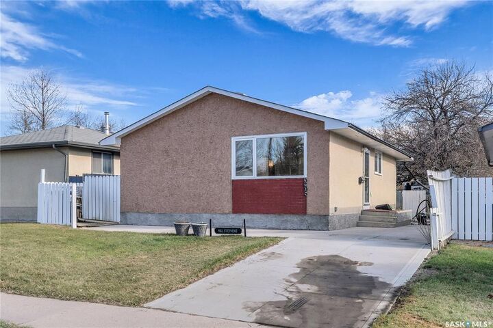 Property Photo:  3205 33rd Street W  SK S7L 4R1 