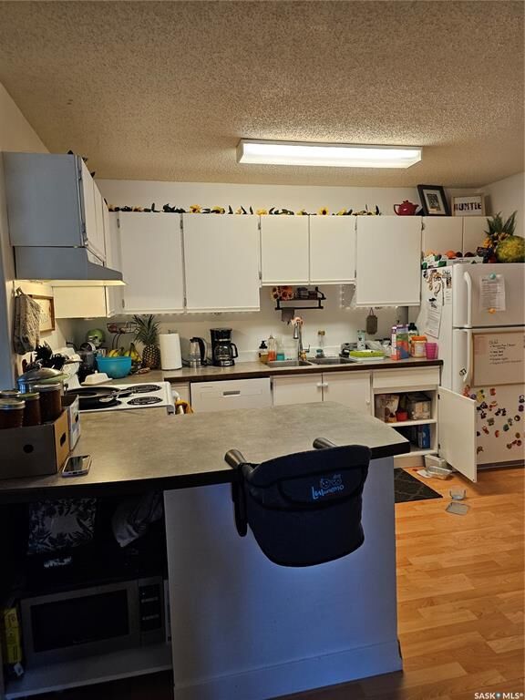 Property Photo:  831 Kingsmere Boulevard  SK S7J 4C4 