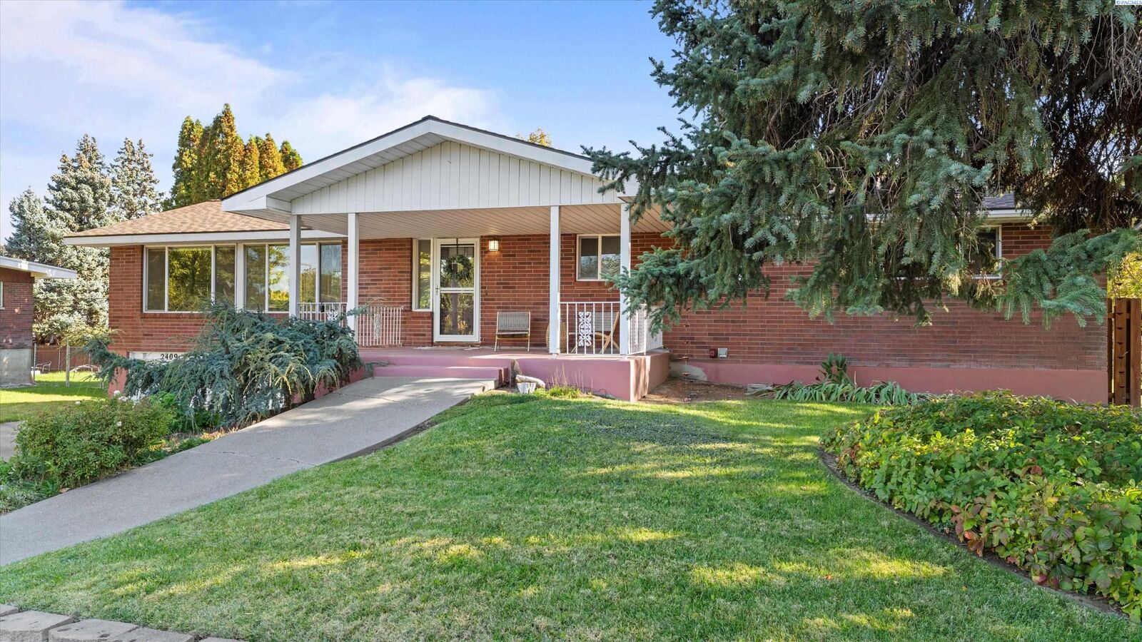 Property Photo: 2409 S Fruitland St WA 99337