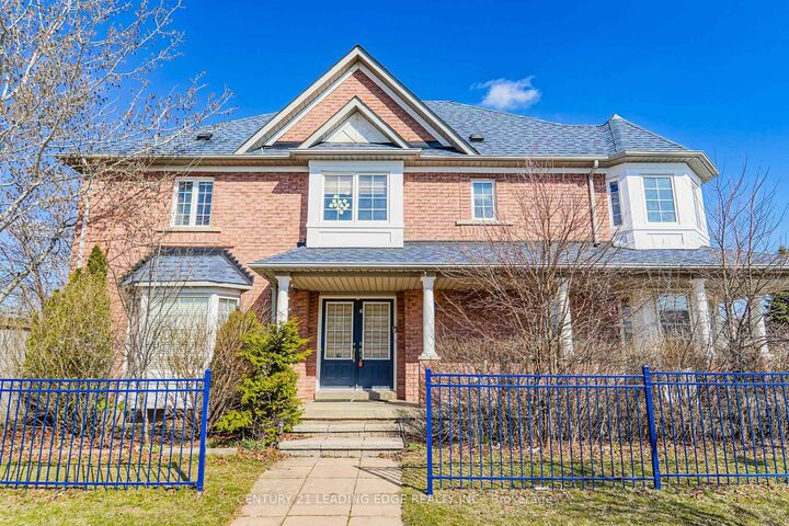 Photo de la propriété: 2 Oglevie Drive ON L1R 2Y4