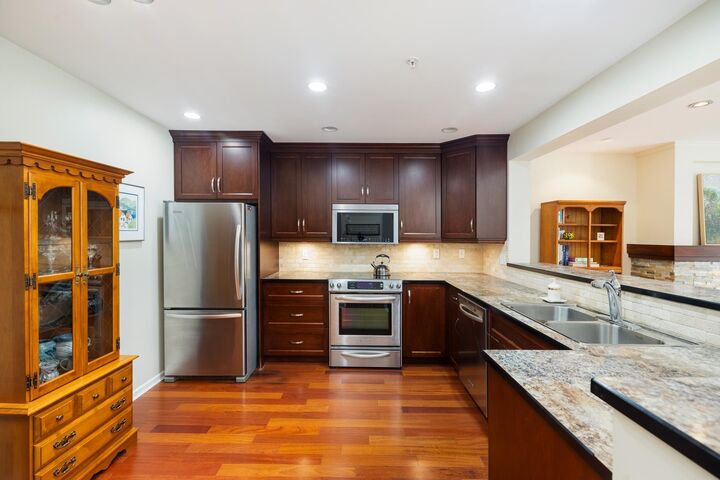 Photo de la propriété:  15155 22 Avenue 210  BC V4A 9T4 
