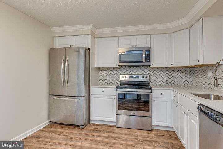 Property Photo:  6 Victoria Manor Court  NJ 08081 