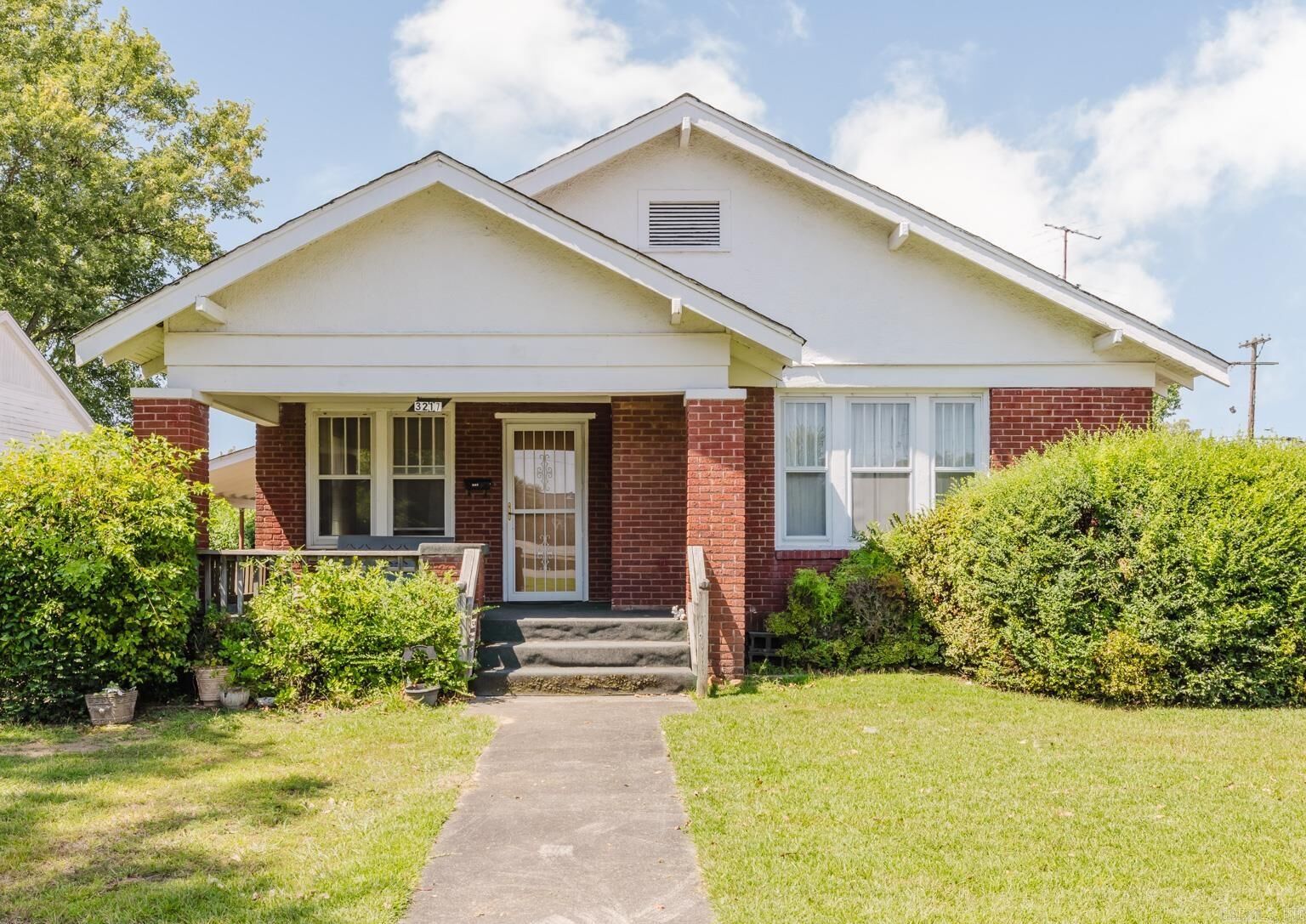 Property Photo:  3217 N Pine St  AR 72116 