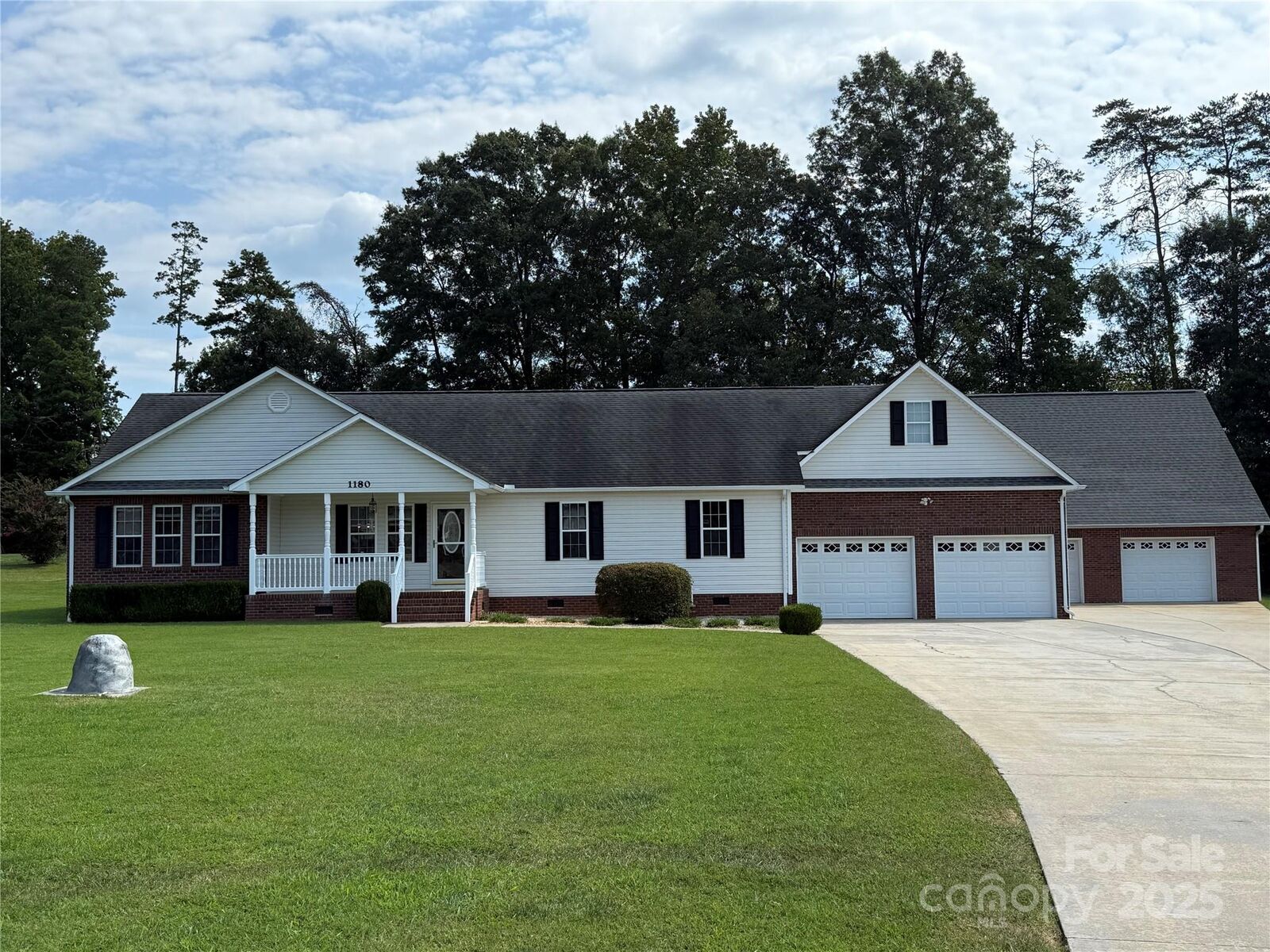 Property Photo:  1180 Grist Mill Run  NC 28146