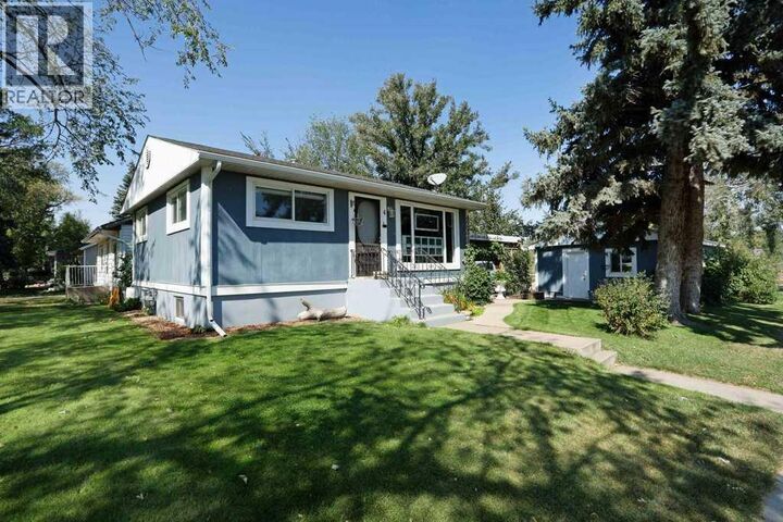 Property Photo:  4 Spruce Avenue West  AB T1R 1C5 