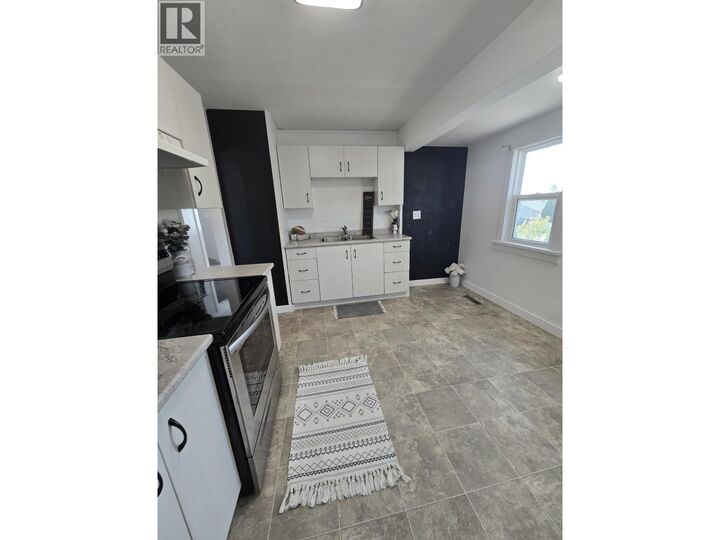 Photo de la propriété:  9423 99 Avenue  BC V1J 1T3 