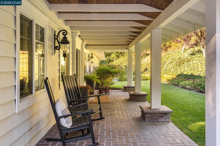 Property Photo:  27 Squire Ct  CA 94507 