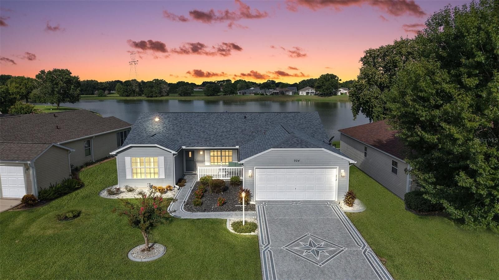 Property Photo: 924 Camino Del Rey Drive FL 32159