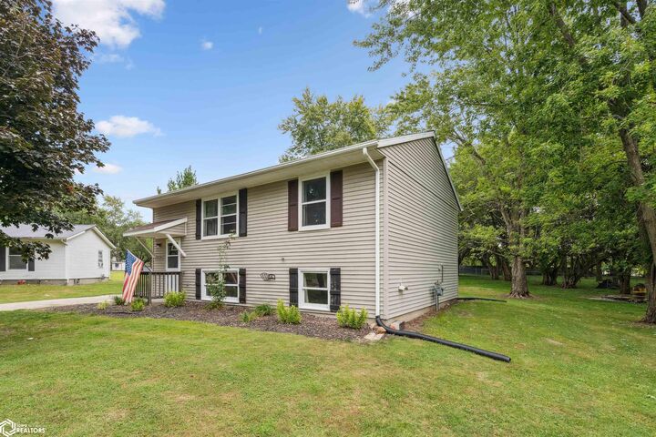 Property Photo:  802 N Bergdahl Circle  IA 52641 