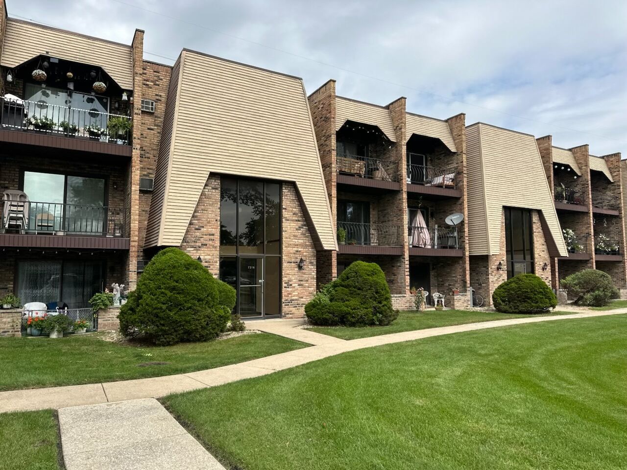 Property Photo:  7314 Blackstone Avenue 30  IL 60458 