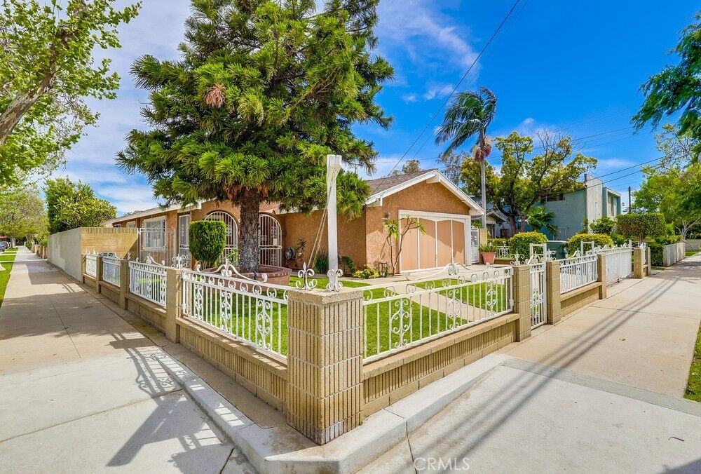 Property Photo:  204 N Poplar Avenue  CA 90640 