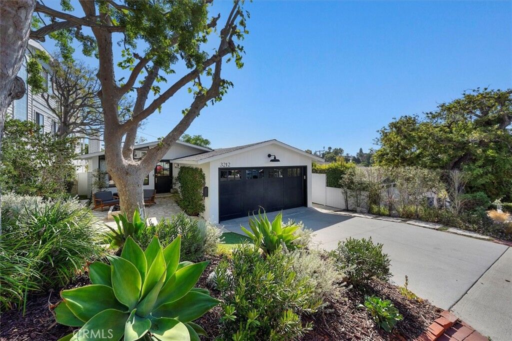 Property Photo:  3212 N Poinsettia Avenue  CA 90266 