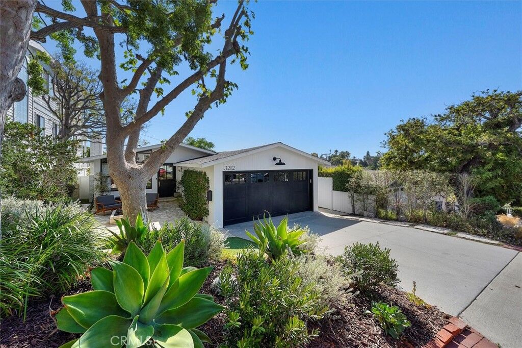 Property Photo:  3212 N Poinsettia Avenue  CA 90266 