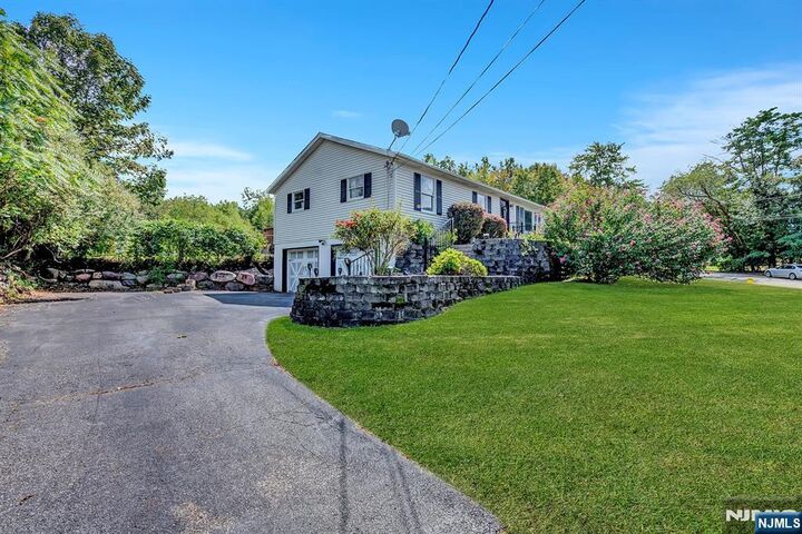 Property Photo:  18 Ringwood Lane  NJ 07421 