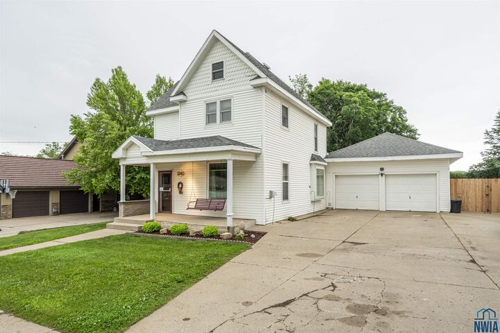 Property Photo: 1240 Central Ave SE IA 51031