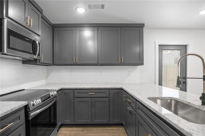 Property Photo:  1102 Lockheed Street  AR 72712 