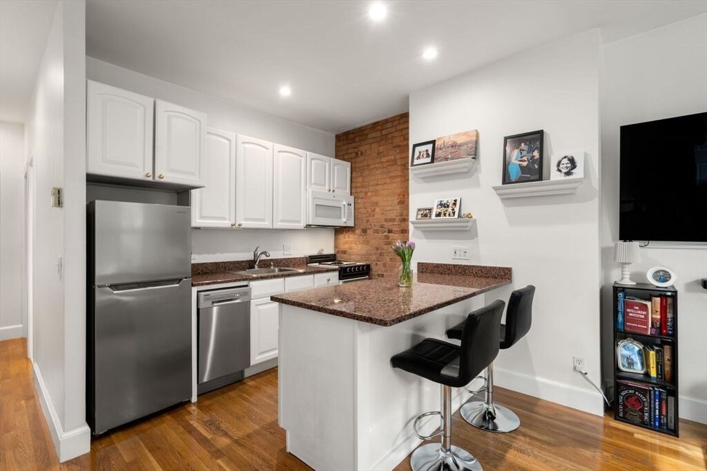 Property Photo:  20 Concord Sq 2  MA 02118 