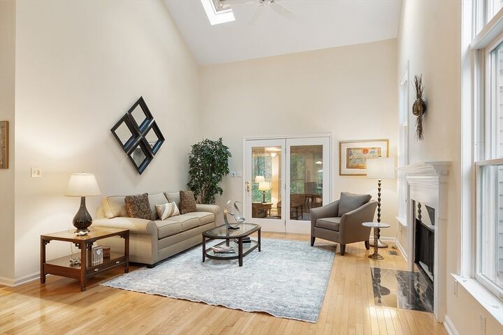 Property Photo:  5 Chestnut Ln 5  MA 01730 