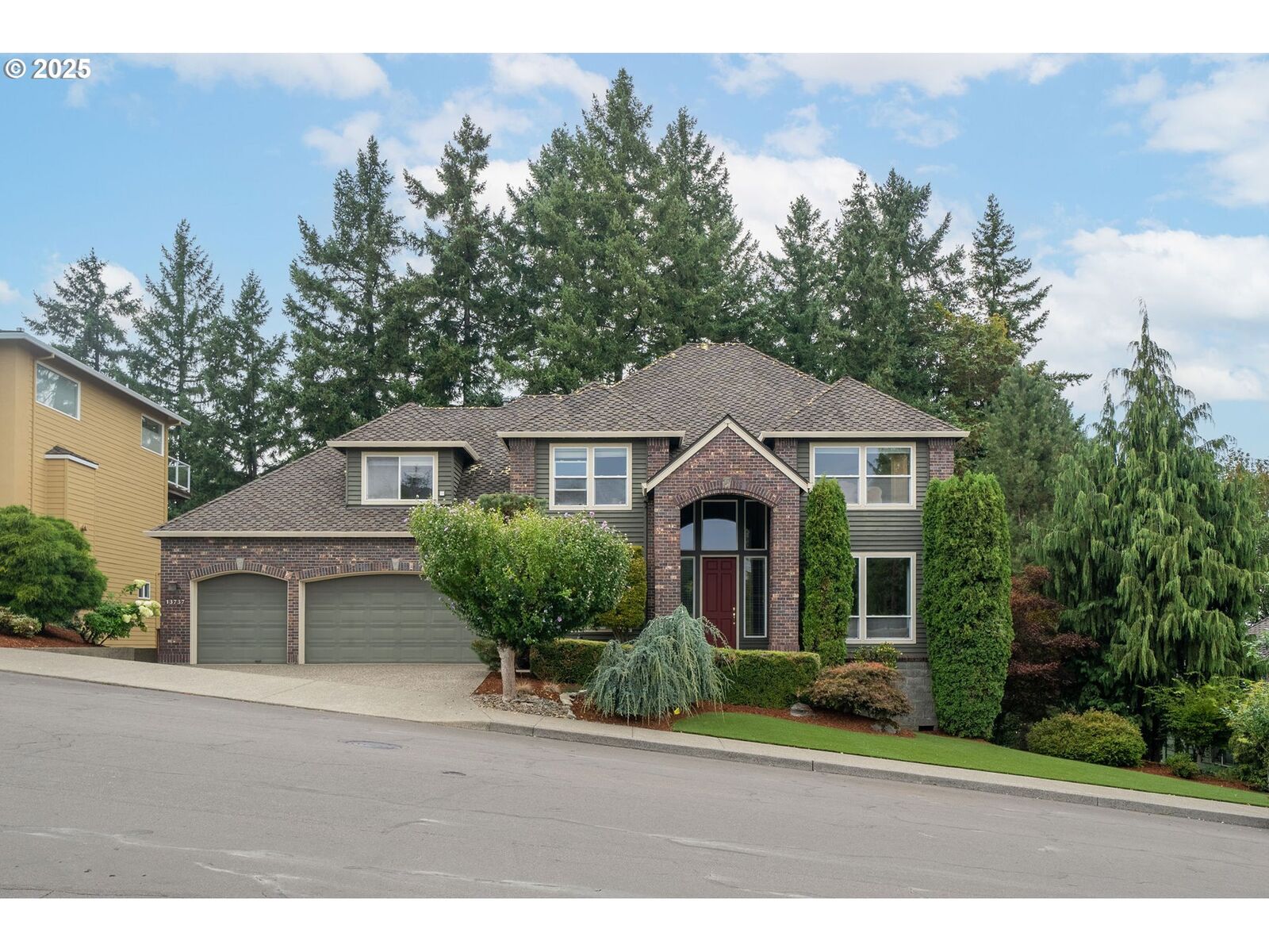 Property Photo: 13737 SW Benchview Ter OR 97223